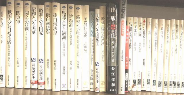 文京区で買い取った中公文庫・講談社文庫などの文庫小説が並ぶ書棚