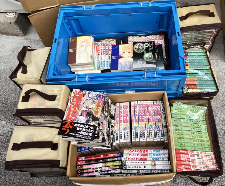板橋区で買い取った、収納袋に入った女性向けコミックとBLコミックのセット